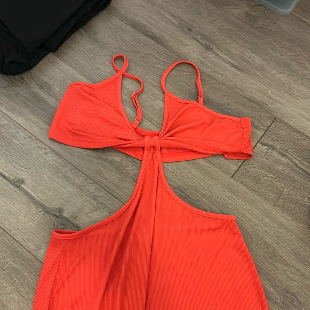 Red dress, back slit